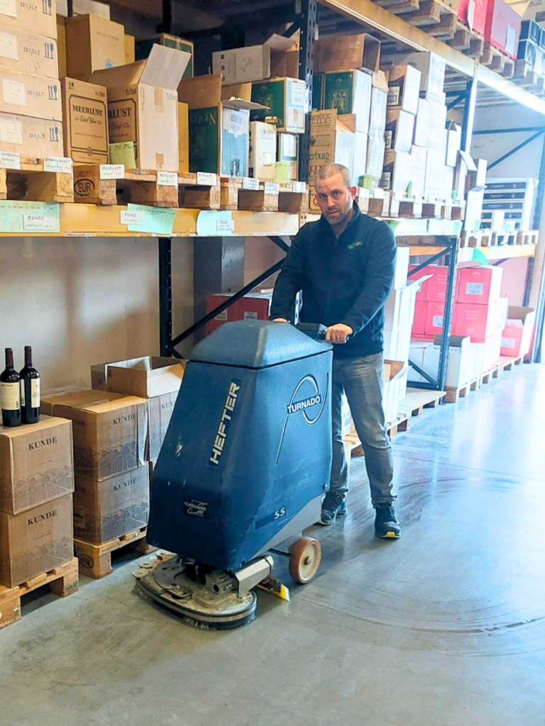 Turnado 55 schrobzuigmachine: al 20 jaar betrouwbare vloerreiniging bij Rouseu Wijnen - Atimo